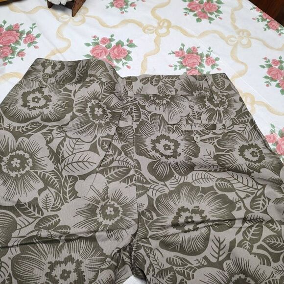 New Basic Editions Green Flowered Cropped Pants Size Women's 14 - Picture 3 of 3